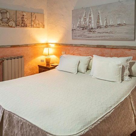 Sa Domu Sarda Suites - Bed & Breakfast Porto Columbu - Perd'E Sali Exterior foto